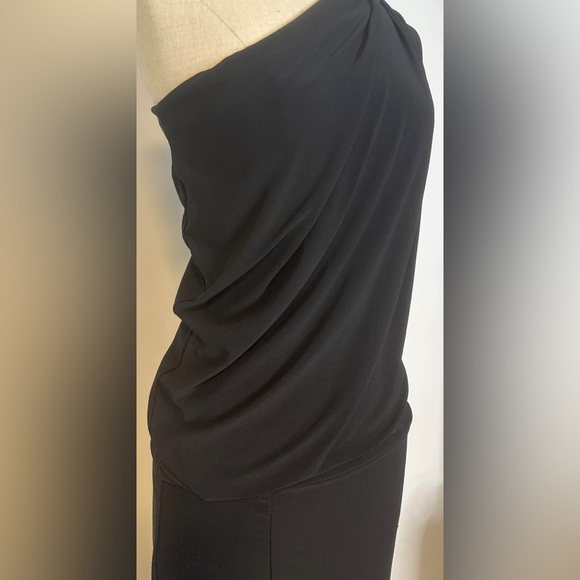 Honor Gold: Elegant Black One-Shoulder Gown - Picture 2 of 4